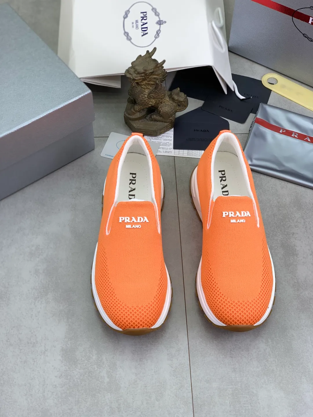 Men's shoes 💰P560💰[New model] Flying weave series (summer must-have) is now available on the official website, 🆘 Trendy brand (Prada) mainly promotes popular models, avant-garde and versatile fashionable men's shoes, private version molding, cowhide surface splicing 1:1.. Simple fashion, original imported cowhide lining and cowhide feet; the atmosphere and personality are more fashionable, eye-catching and pursuing class. It will subvert the old idea and be a must-have for fashion trendsetters with you! Must keep it for yourself! High-end comfort and low-end, high-end quality workmanship. Size: 38-45 6️⃣colors available.